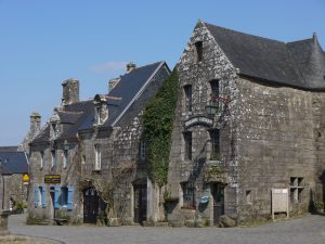 Grande place de Locronan, keltische Buchhandlung, Finistère, Bretagne