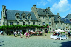 Place Saint Ronan in Locronan während eines Antiquitätenmarktes