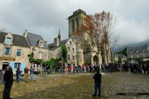 Aufstellen des'Maibaums von Locronan