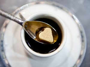 un café en terrasse à Quimper