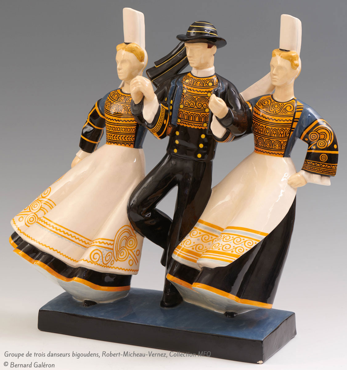faience-groupe-de-trois-danseurs-bigoudens-robert-micheau-vernez-collection-MFQ-photo-bernard-galeron-1