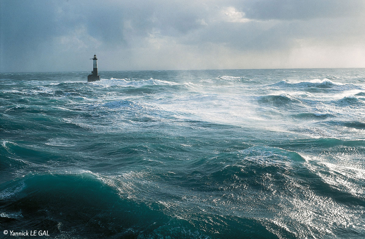 paysages-vue-phare-ar-men-au-large-de-l-ile-de-sein-photo-CRTB-LE-GAL-Yannick-1